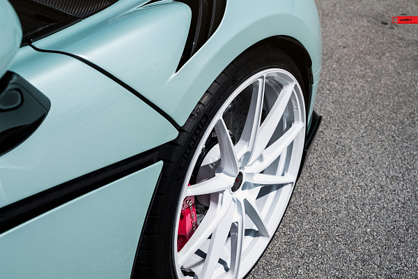 Фото дисков Anrky AN18 Белый глянец на McLaren 600