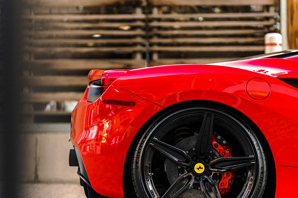 Фото дисков Brixton Forged PF4 Черный глянец на Ferrari 488