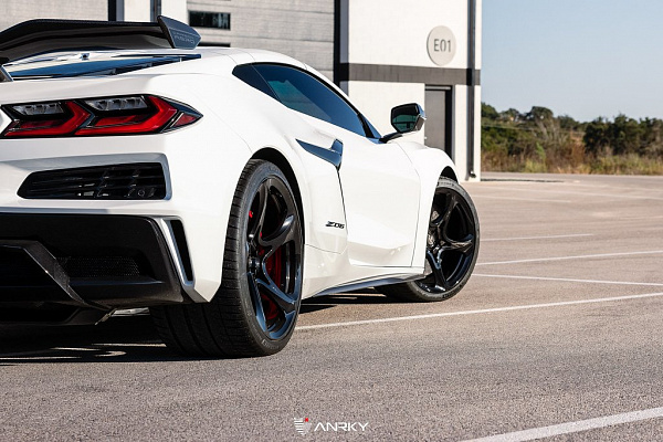 Фото дисков Anrky XR-105 Черный глянец на Chevrolet Corvette C8