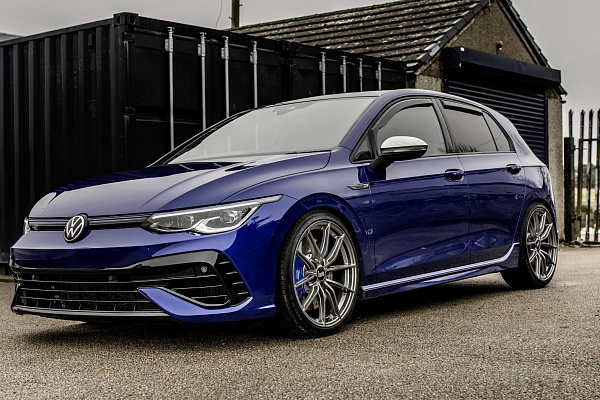 Фото дисков Bola FLC Глянцевый графит на Volkswagen Golf VIII