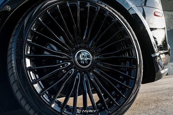 Фото дисков Anrky RF-230 Черный глянец на Rolls-Royce Cullinan