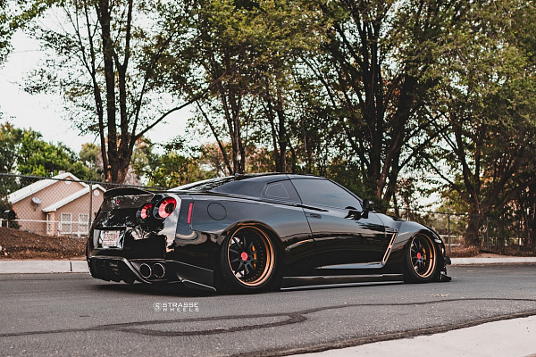 Фото дисков Strasse Wheels R10 Performance Другой цвет на Nissan GT-R