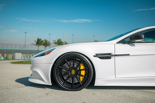 Фото дисков Strasse Wheels R10 Deep Concave FS Черный глянец на Aston Martin Vanquish 2