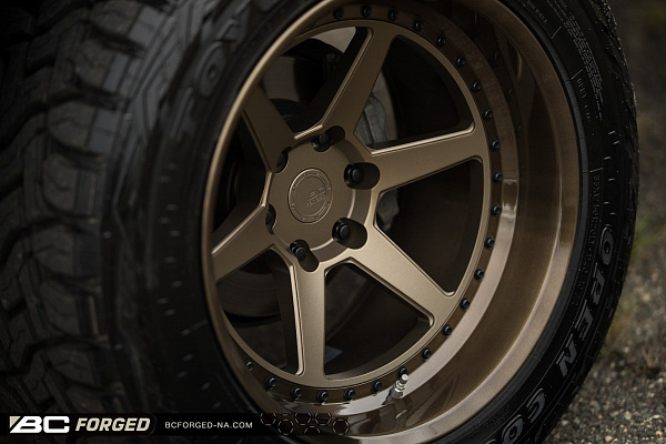 Фото дисков BC Forged LE61 // MLE61 Сатиновая бронза на Toyota Tacoma III