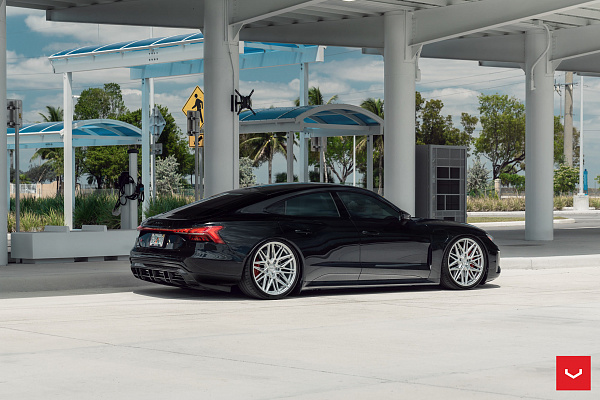 Фото дисков Vossen HF-7 Серебро на Audi E-tron GT