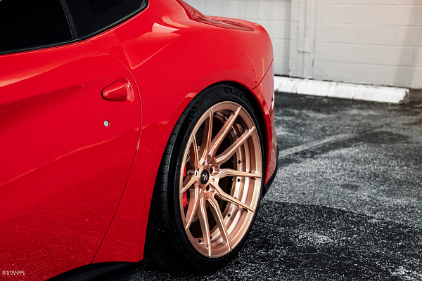 Фото дисков Strasse Wheels SV5 Deep Concave Duoblock Сатиновое золото на Ferrari 812