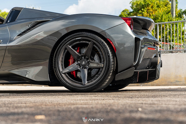 Фото дисков Anrky RS5.3 Глянцевый темный лак на Ferrari 812