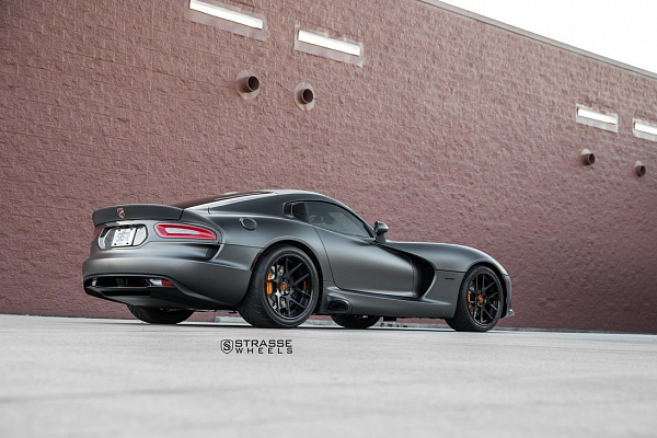 Фото дисков Strasse Wheels SM5 Deep Concave Черный глянец на Dodge Viper