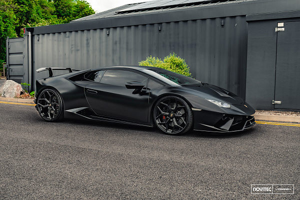Фото дисков NOVITEC NL4 Черный глянец на Lamborghini Huracan