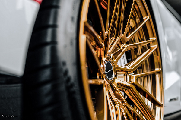 Фото дисков Brixton Forged VL4 Глянцевое темное золото на Lamborghini Huracan