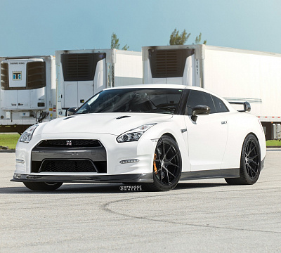 Фото дисков Strasse Wheels SM5R Deep Concave Monoblock на Nissan GT-R