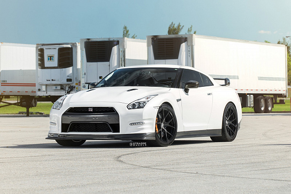 Фото дисков Strasse Wheels SM5R Deep Concave Monoblock Другой цвет на Nissan GT-R