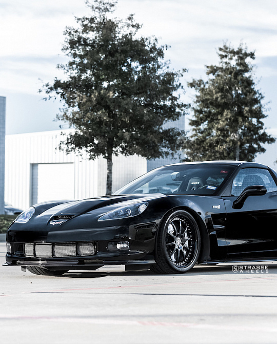 Фото дисков R10 Signature Другой цвет на Chevrolet Corvette C6