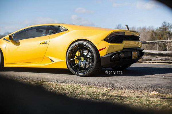 Фото дисков Strasse Wheels SM5R Deep Concave FS Черный глянец на Lamborghini Huracan