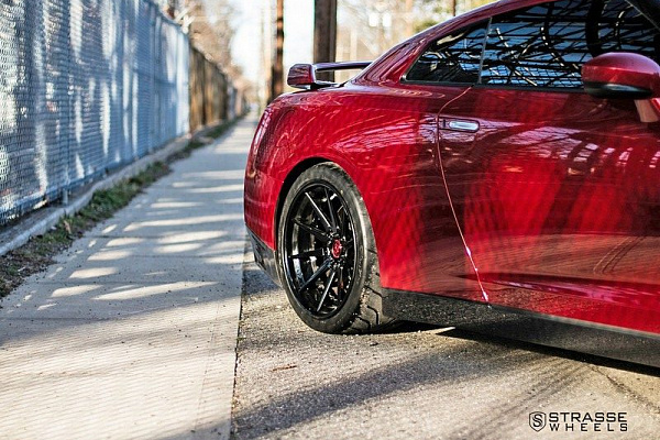 Фото дисков Strasse Wheels R10 Deep Concave FS Черный глянец на Nissan GT-R
