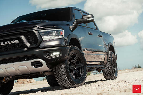 Фото дисков Vossen HF6-2 Черный сатин на Ram 1500 V
