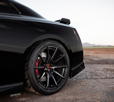 Фото дисков Strasse Wheels R10 Deep Concave Monoblock на Nissan GT-R