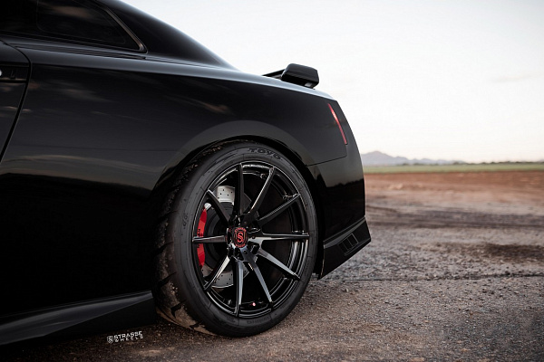 Фото дисков Strasse Wheels R10 Deep Concave Monoblock Черный глянец на Nissan GT-R