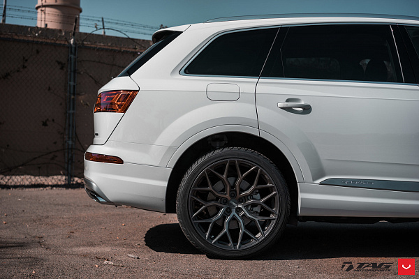 Фото дисков Vossen HF-2 Сатиновый графит на Audi Q7 (4M)