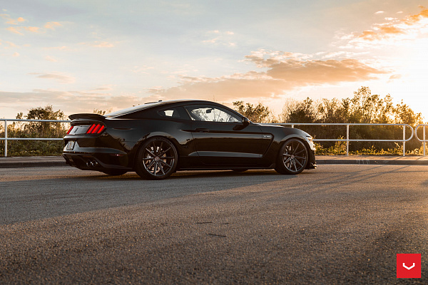 Фото дисков Vossen VFS-10 Черный глянец на Ford Mustang VI