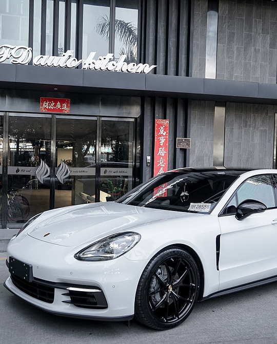 Фото дисков P101 Черный глянец на Porsche Panamera II