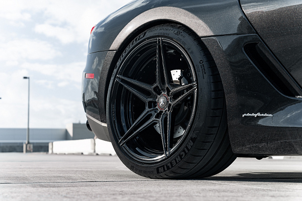 Фото дисков Strasse Wheels SV2 Deep Concave Duoblock Другой цвет на Ferrari 599