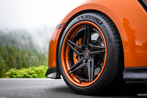 Фото дисков Strasse Wheels SV2T Deep Concave FS Черный глянец на Nissan GT-R
