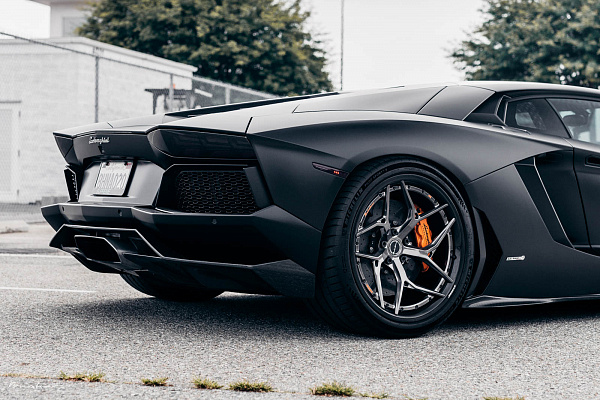 Фото дисков Brixton Forged PF5 Глянцевый темный лак на Lamborghini Aventador
