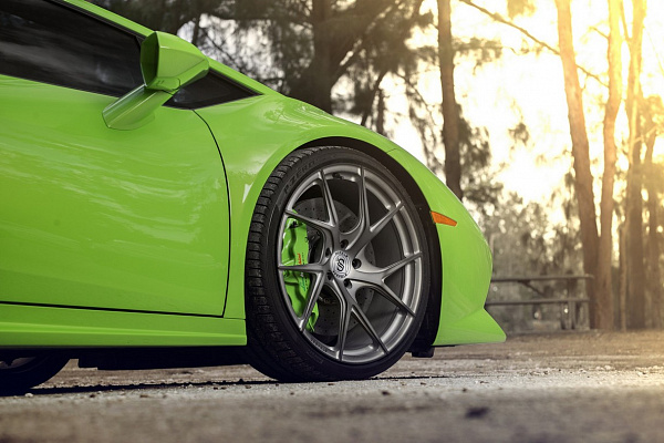 Фото дисков Strasse Wheels SM5RT Deep Concave Monoblock Сатиновый темный лак на Lamborghini Huracan