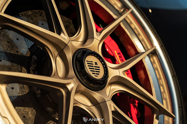 Фото дисков Anrky XR-301 Сатиновое золото на Ferrari F8