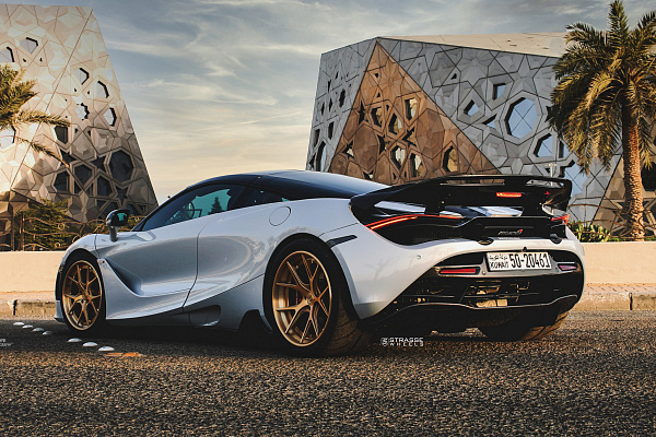 Фото дисков Strasse Wheels SM5R Deep Concave FS Сатиновое золото на McLaren 720S