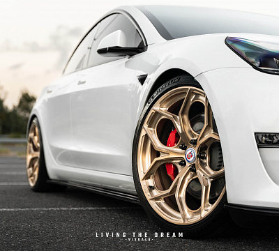Фото дисков HRE P111SC на Tesla Model 3