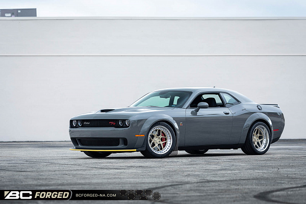 Фото дисков BC Forged LE53 // MLE53 Глянцевая шампань на Dodge Challenger III