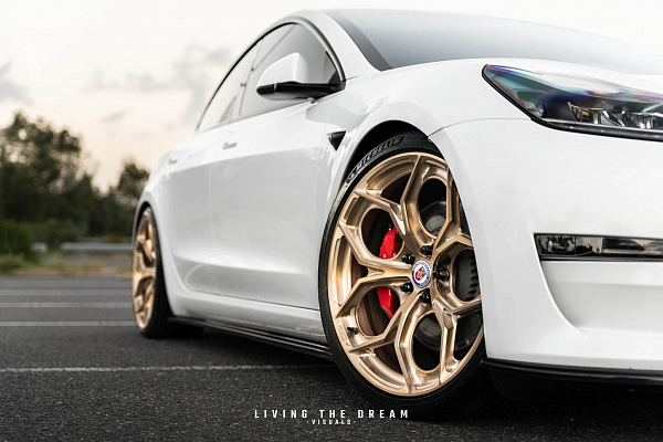 Фото дисков HRE P111SC Глянцевая шампань на Tesla Model 3