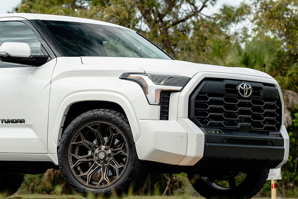 Фото дисков 4PLAY 4P83 Сатиновая бронза на Toyota Tundra III