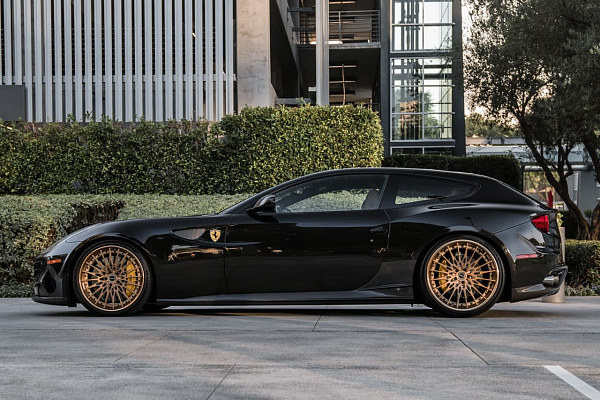 Фото дисков Brixton Forged HS1 Сатиновое темное золото на Ferrari FF