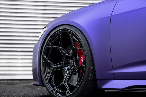 Фото дисков Radi8 R804 Черный глянец на Audi A/RS 6 (C8)