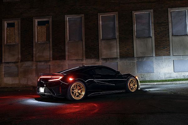 Фото дисков Rotiform HUR Глянцевое золото на Acura NSX II