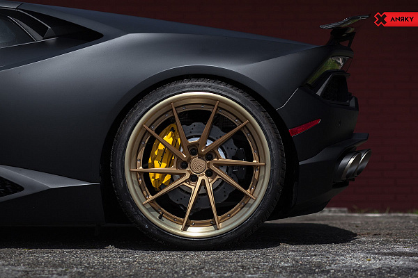 Фото дисков Anrky AN33 Сатиновое золото на Lamborghini Huracan