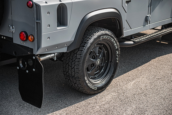Фото дисков Kahn Rostyle Inspired RS Черный матовый на Land Rover Defender I