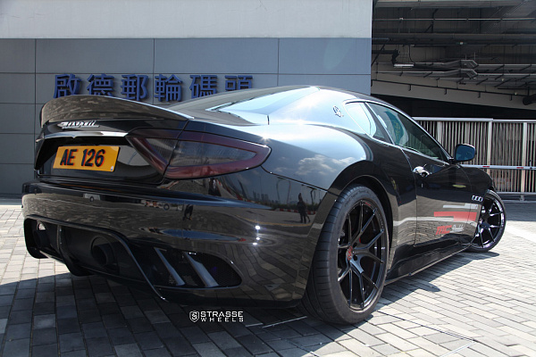 Фото дисков Strasse Wheels SM5R Deep Concave Monoblock Черный глянец на Maserati GranTurismo I