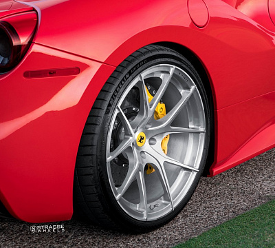 Фото дисков Strasse Wheels SM5R Deep Concave Monoblock на Ferrari 488