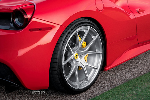 Фото дисков Strasse Wheels SM5R Deep Concave Monoblock Глянцевый лак на Ferrari 488