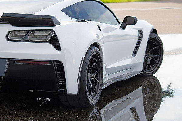 Фото дисков Strasse Wheels SM5R Deep Concave FS Другой цвет на Chevrolet Corvette C7