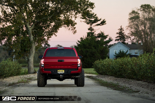 Фото дисков BC Forged LE61 // MLE61 Сатиновая бронза на Toyota Tacoma III