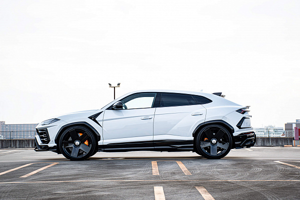 Фото дисков HRE L105M Черный глянец на Lamborghini Urus