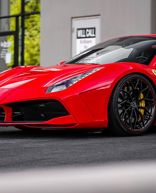 Фото дисков CM6-R Черный глянец на Ferrari 488