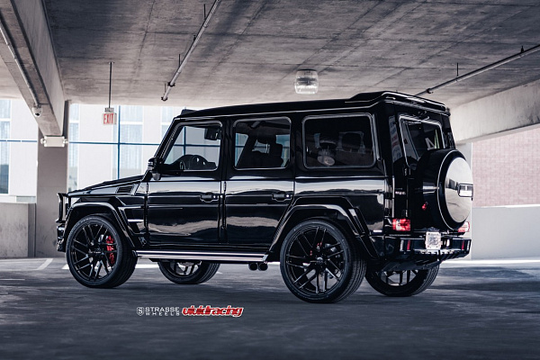 Фото дисков Strasse Wheels SM7T Deep Concave Monoblock Черный глянец на Mercedes-Benz G-Class II