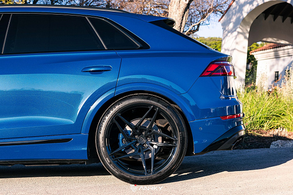 Фото дисков Anrky S1-X3 Черный глянец на Audi Q8