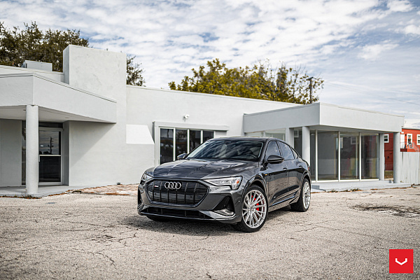 Фото дисков Vossen HF-4T Серебро на Audi E-tron